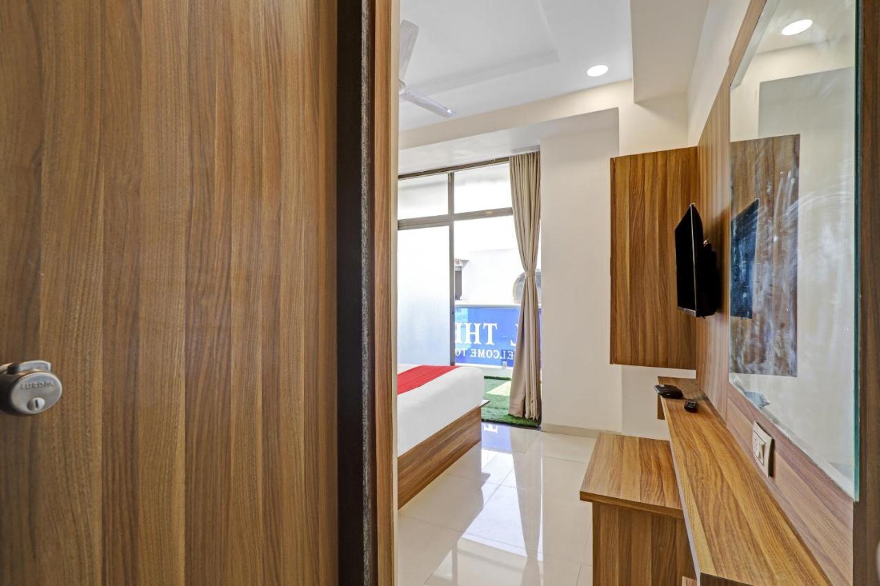 Oyo Flagship 86605 Hotel The Meriton Αχμπανταμπάντ Εξωτερικό φωτογραφία