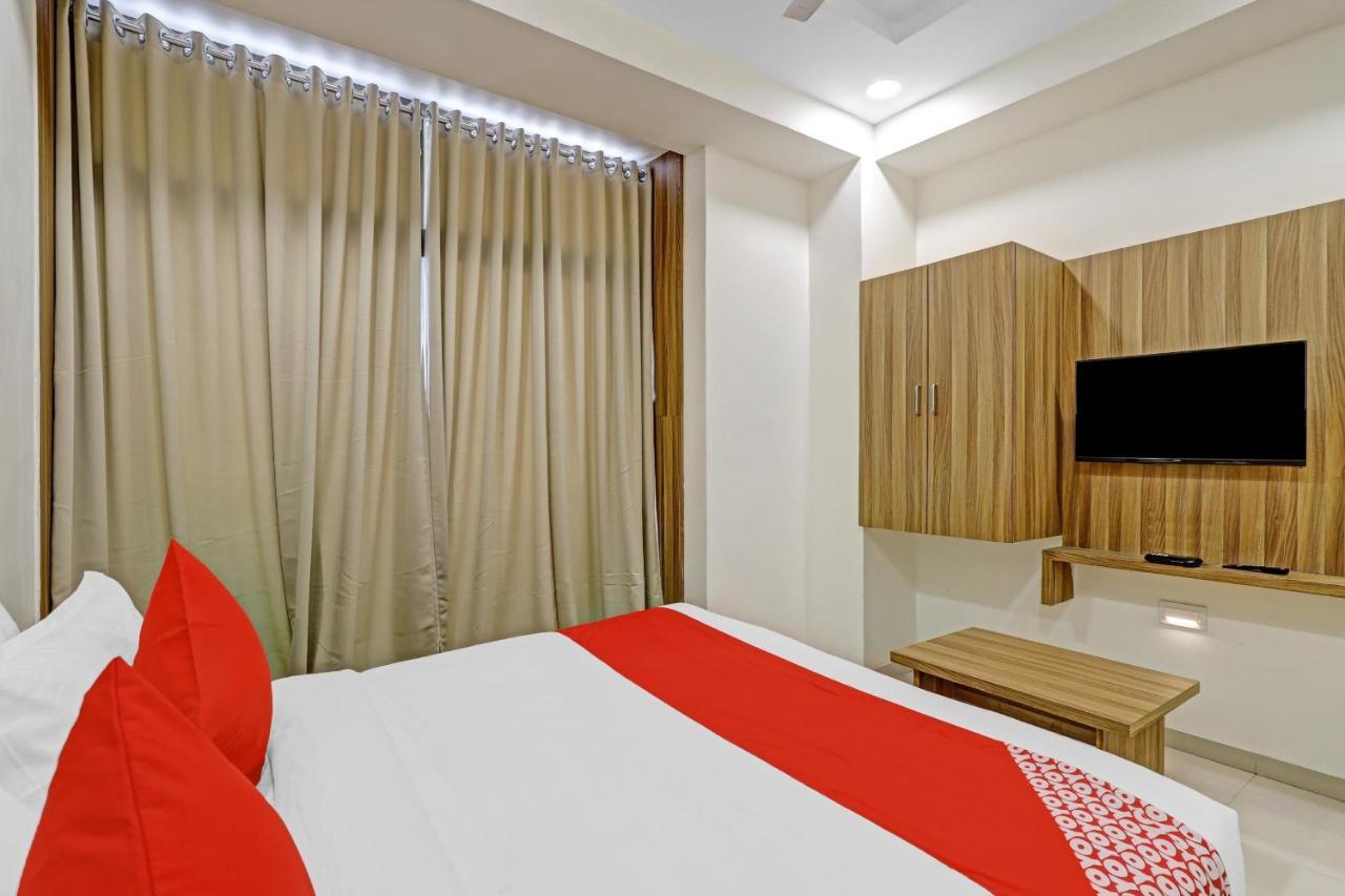 Oyo Flagship 86605 Hotel The Meriton Αχμπανταμπάντ Εξωτερικό φωτογραφία