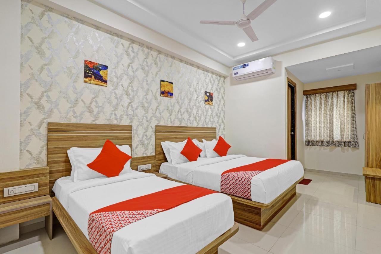 Oyo Flagship 86605 Hotel The Meriton Αχμπανταμπάντ Εξωτερικό φωτογραφία