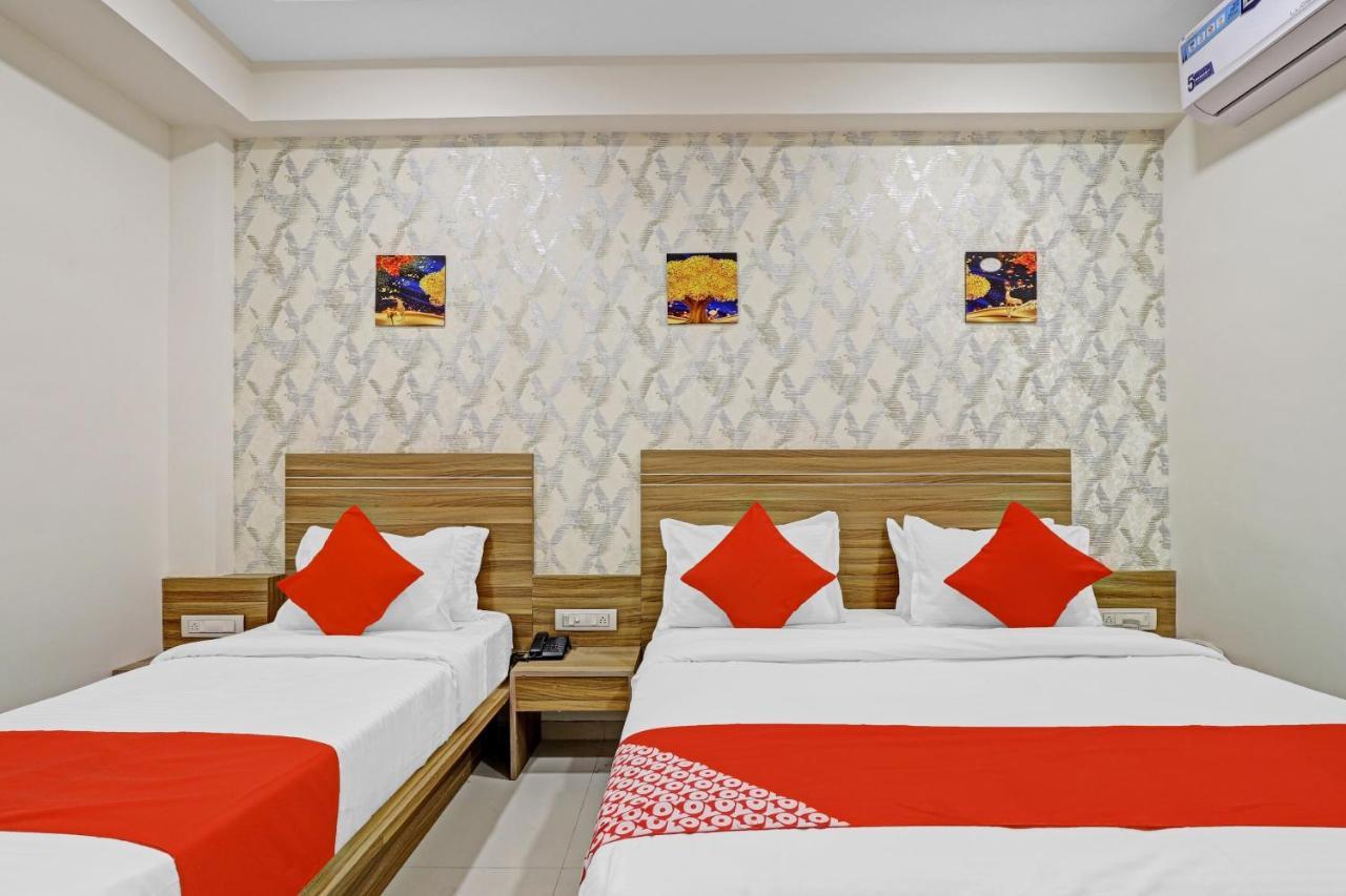 Oyo Flagship 86605 Hotel The Meriton Αχμπανταμπάντ Εξωτερικό φωτογραφία