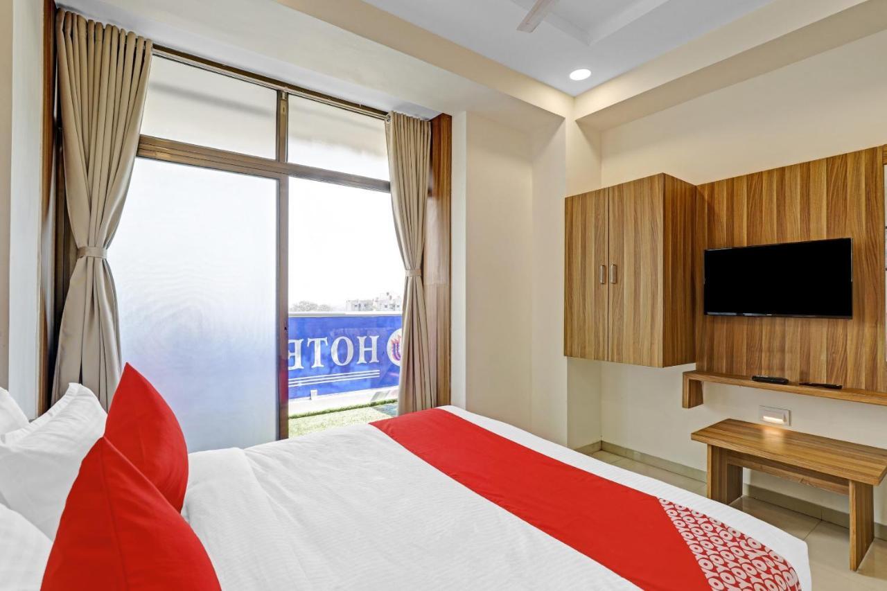 Oyo Flagship 86605 Hotel The Meriton Αχμπανταμπάντ Εξωτερικό φωτογραφία