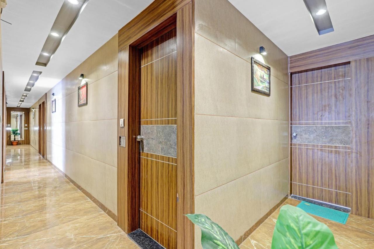 Oyo Flagship 86605 Hotel The Meriton Αχμπανταμπάντ Εξωτερικό φωτογραφία