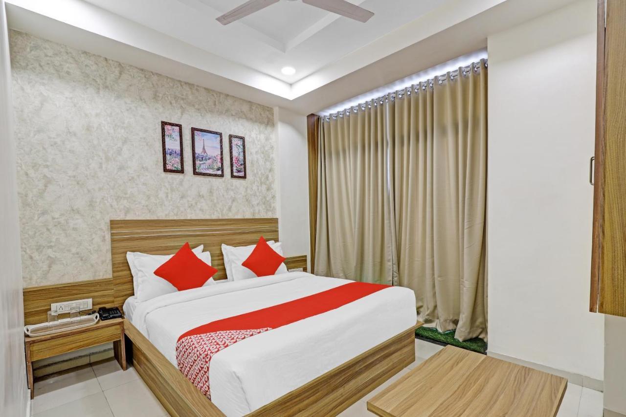Oyo Flagship 86605 Hotel The Meriton Αχμπανταμπάντ Εξωτερικό φωτογραφία