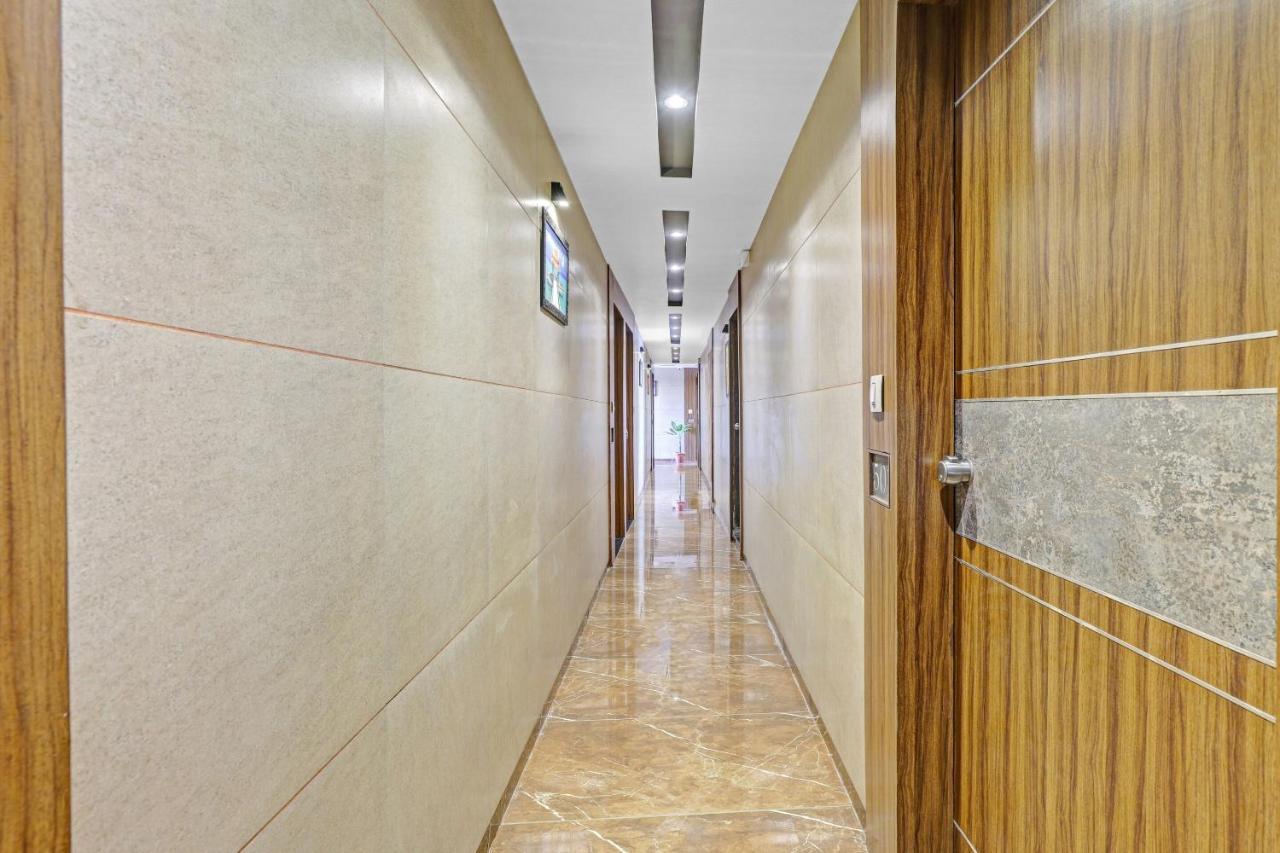 Oyo Flagship 86605 Hotel The Meriton Αχμπανταμπάντ Εξωτερικό φωτογραφία