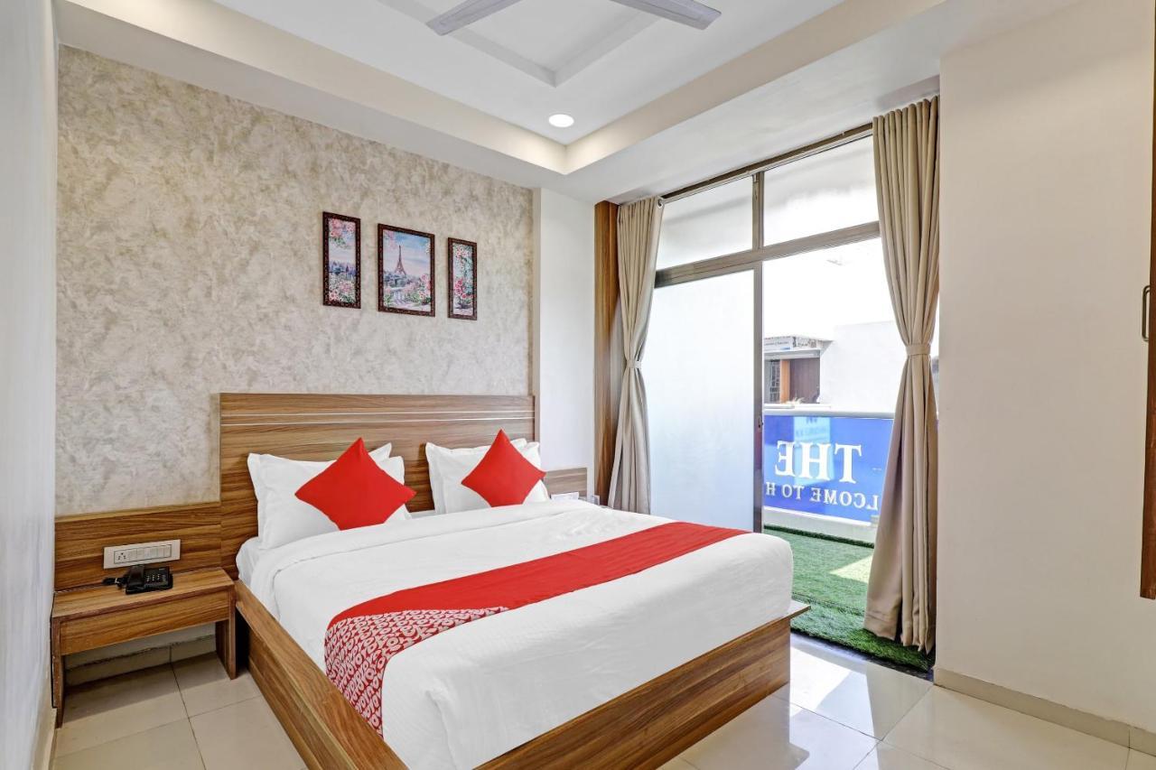 Oyo Flagship 86605 Hotel The Meriton Αχμπανταμπάντ Εξωτερικό φωτογραφία
