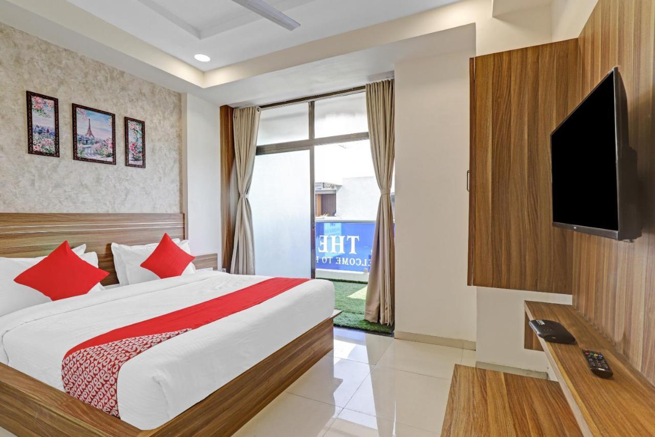 Oyo Flagship 86605 Hotel The Meriton Αχμπανταμπάντ Εξωτερικό φωτογραφία