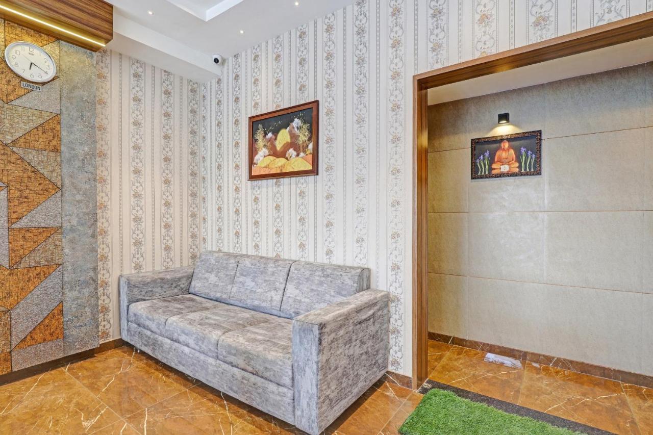 Oyo Flagship 86605 Hotel The Meriton Αχμπανταμπάντ Εξωτερικό φωτογραφία
