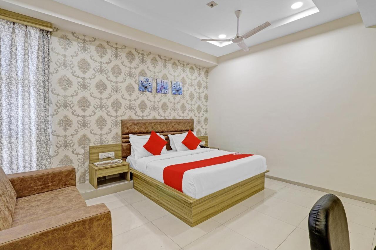 Oyo Flagship 86605 Hotel The Meriton Αχμπανταμπάντ Εξωτερικό φωτογραφία